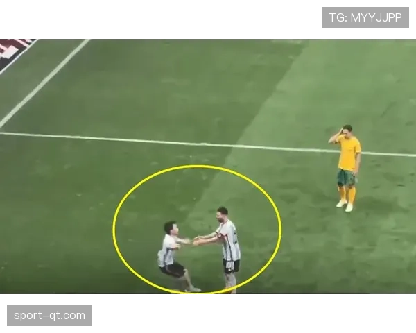 球迷冲入场内拥抱偶像，热那亚对阵莱切比赛一度中断