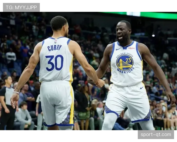 勇士队格林在一次防守成功后，对着场边镜头激情演讲激励队友