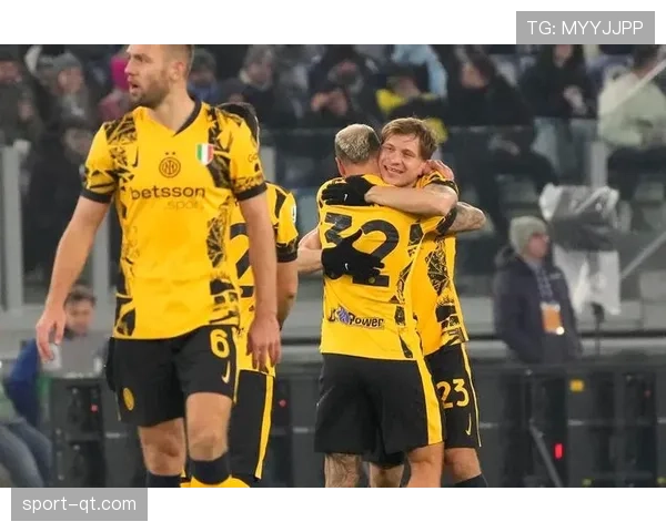 德弗里进球后冲向角旗区，与疯狂庆祝的国米球迷互动