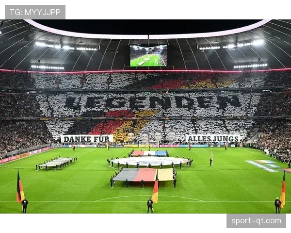 现场画面：拜仁对阵多特赛前，安联球场南看台巨型TIFO致敬贝肯鲍尔